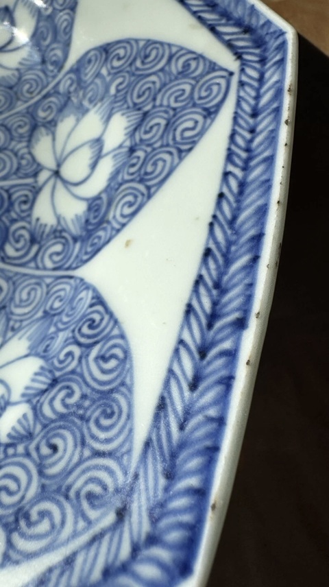 古玩陶瓷青花淡描蓮花紋八方折沿盤真品鑒賞圖