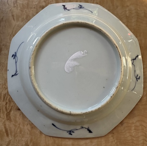 古玩陶瓷青花淡描蓮花紋八方折沿盤真品鑒賞圖