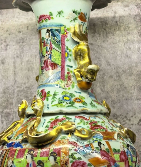 古玩陶瓷豆青釉廣彩人物故事花口瓶真品鑒賞圖