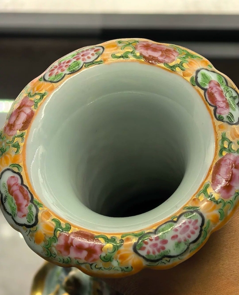 古玩陶瓷豆青釉廣彩人物故事花口瓶真品鑒賞圖