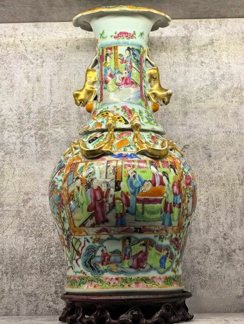 古玩陶瓷豆青釉廣彩人物故事花口瓶真品鑒賞圖