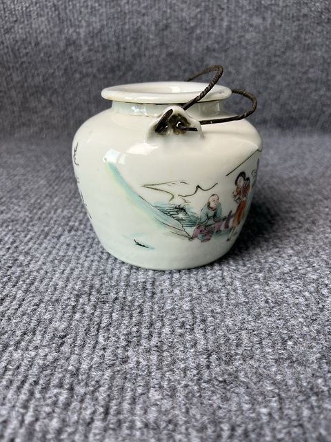 古玩陶瓷粉彩人物紋提梁壺拍賣(mài)，當(dāng)前價(jià)格1888元
