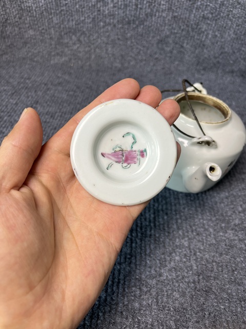 古玩陶瓷粉彩人物紋提梁壺拍賣(mài)，當(dāng)前價(jià)格1888元