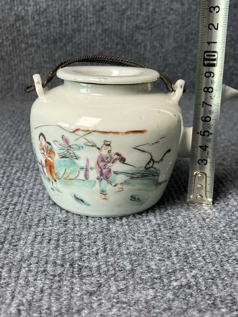 古玩陶瓷粉彩人物紋提梁壺拍賣(mài)，當(dāng)前價(jià)格1888元
