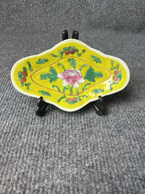 古玩陶瓷黃地粉彩花卉紋供盤拍賣，當前價格0元