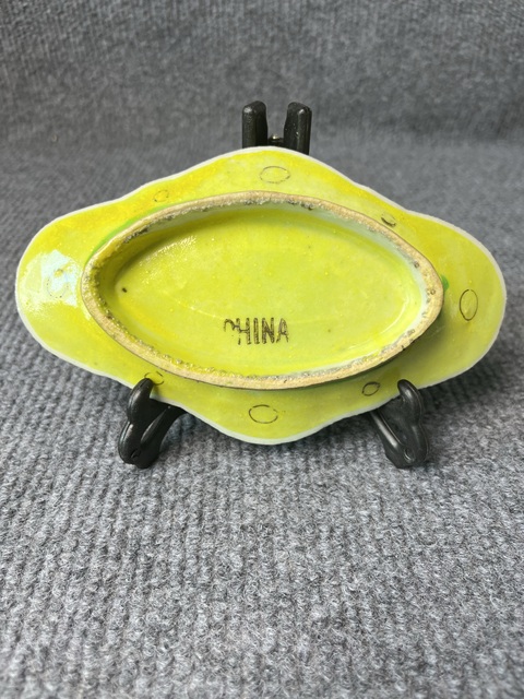 古玩陶瓷黃地粉彩花卉紋供盤拍賣，當前價格0元