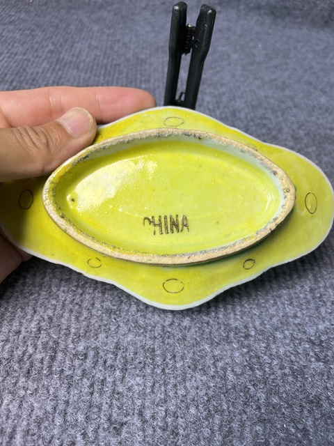 古玩陶瓷黃地粉彩花卉紋供盤拍賣，當前價格0元