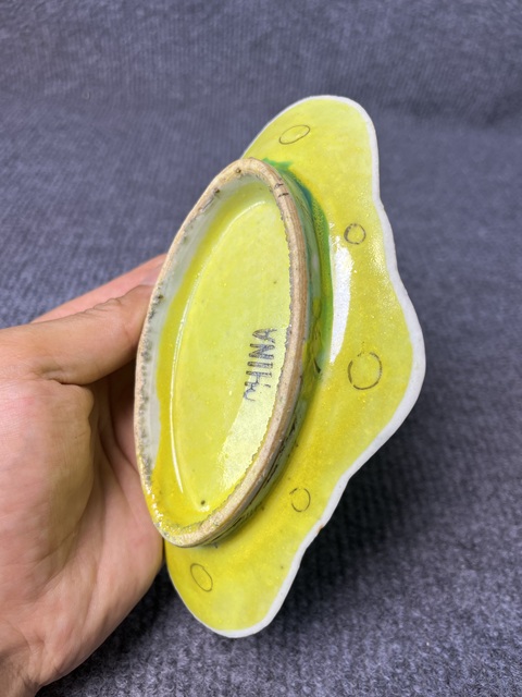 古玩陶瓷黃地粉彩花卉紋供盤拍賣，當前價格0元