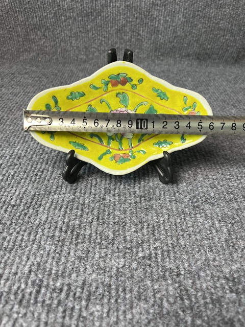 古玩陶瓷黃地粉彩花卉紋供盤拍賣，當前價格0元