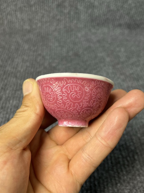 古玩陶瓷胭脂紅軋道小杯真品鑒賞圖