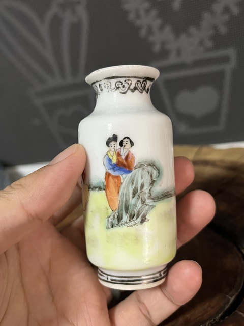 古玩陶瓷仕女紋粉彩瓶真品鑒賞圖