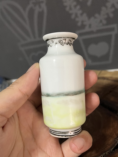 古玩陶瓷仕女紋粉彩瓶真品鑒賞圖