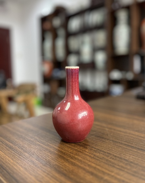 古玩陶瓷紅釉天球瓶真品鑒賞圖