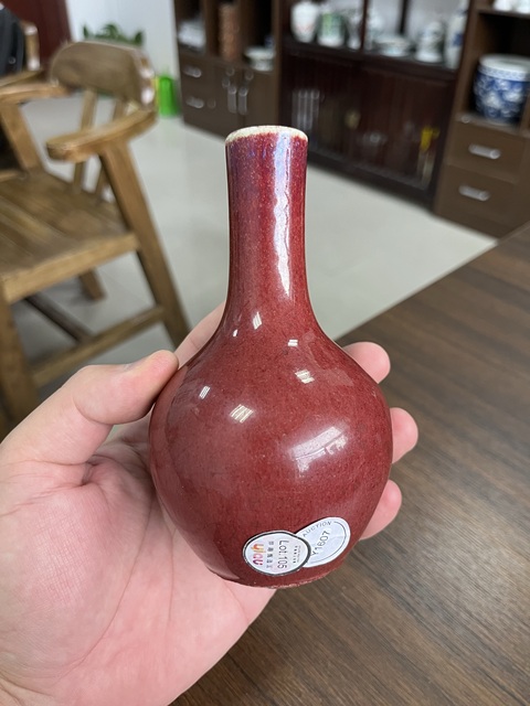 古玩陶瓷紅釉天球瓶真品鑒賞圖