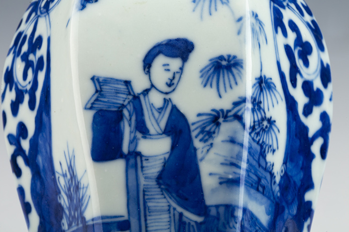 古玩陶瓷清晚·青花開窗仕女紋六方瓶拍賣,當前價格4352元