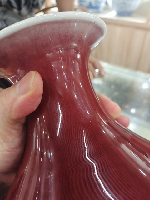 古玩陶瓷郎紅釉撇口瓶真品鑒賞圖