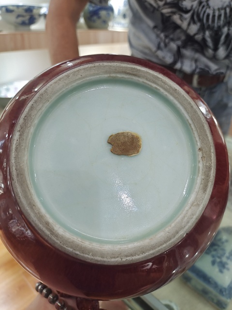 古玩陶瓷郎紅釉撇口瓶真品鑒賞圖