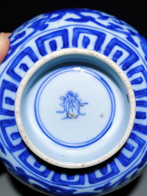古玩陶瓷雙藍(lán)圈雙魚(yú)紋款獅紋青花碗真品鑒賞圖