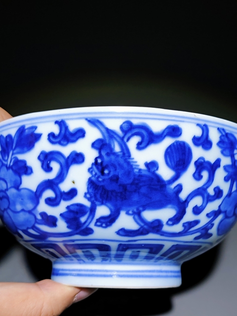 古玩陶瓷雙藍(lán)圈雙魚(yú)紋款獅紋青花碗真品鑒賞圖