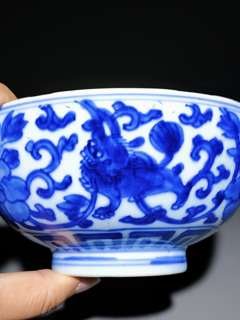 古玩陶瓷雙藍(lán)圈雙魚(yú)紋款獅紋青花碗真品鑒賞圖