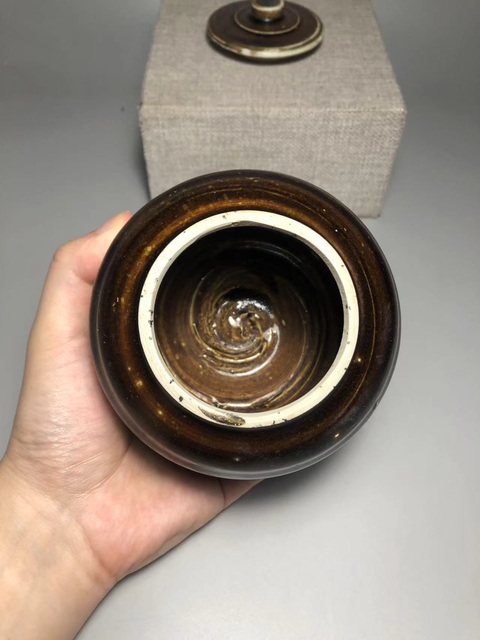 古玩陶瓷褐釉蓋罐真品鑒賞圖
