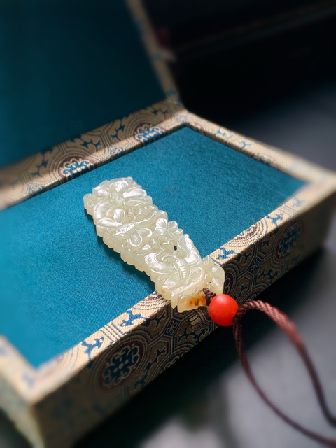 古玩玉器清代和田玉雕“蝴蝶蜻蜓”佩拍賣，當(dāng)前價(jià)格88000元