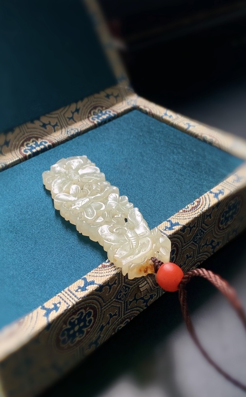 古玩玉器清代和田玉雕“蝴蝶蜻蜓”佩拍賣，當(dāng)前價(jià)格88000元