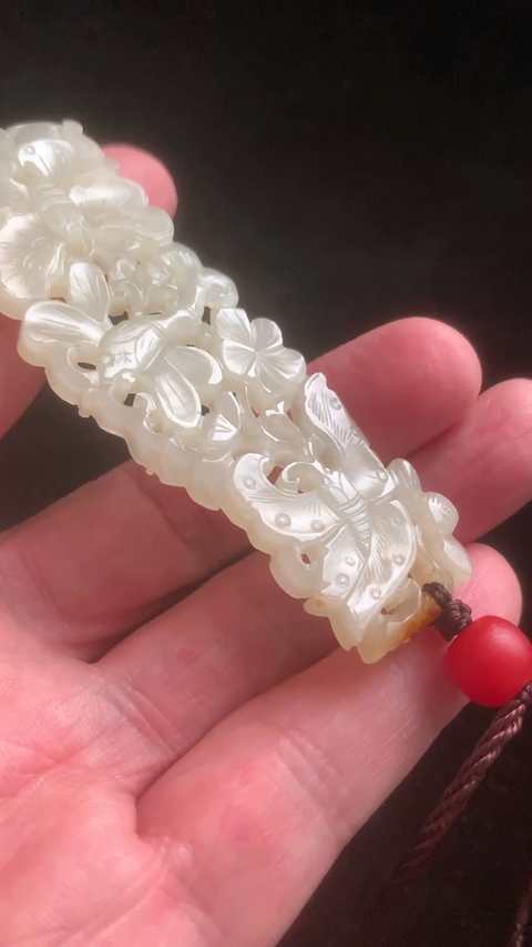 古玩玉器清代和田玉雕“蝴蝶蜻蜓”佩拍賣，當(dāng)前價(jià)格88000元