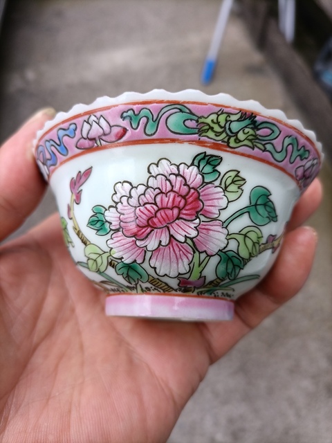 古玩陶瓷粉彩鳳凰牡丹花紋花口杯真品鑒賞圖