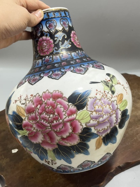 古玩陶瓷粉彩花鳥紋天球瓶真品鑒賞圖