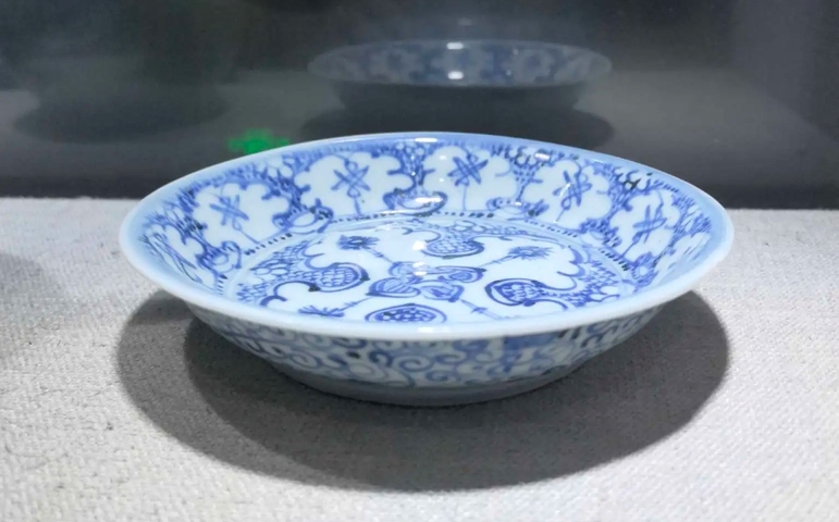 古玩陶瓷青花花卉紋盤真品鑒賞圖