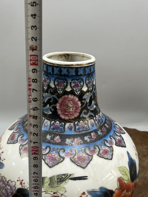 古玩陶瓷粉彩花鳥紋天球瓶真品鑒賞圖
