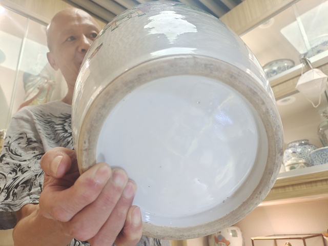 古玩陶瓷粉彩人物故事紋撣瓶真品鑒賞圖