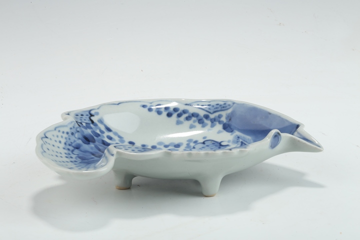 古玩陶瓷十九世紀·青花鱖魚形筆洗（日本）真品鑒賞圖