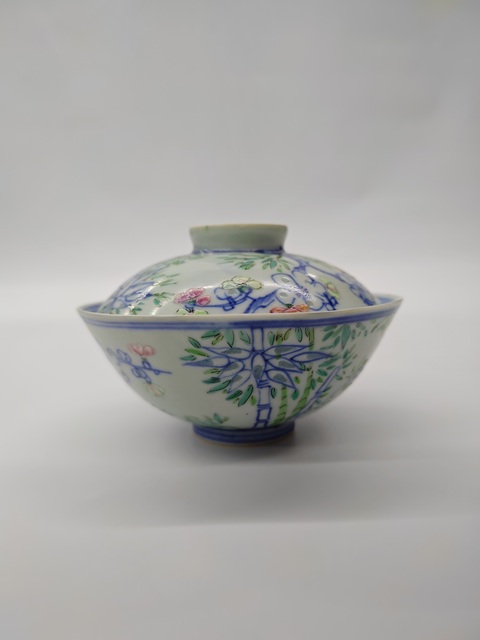 古玩陶瓷嘉慶青花粉彩玲瓏瓷蓋碗真品鑒賞圖