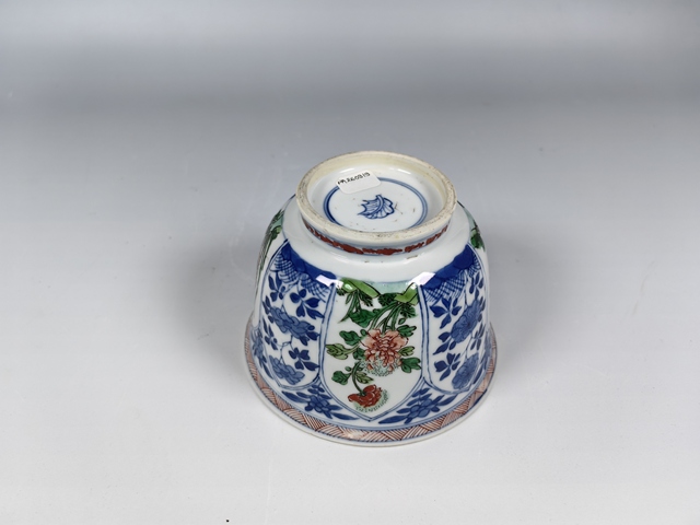 古玩陶瓷康熙青花五彩四季花卉紋蓋盅真品鑒賞圖