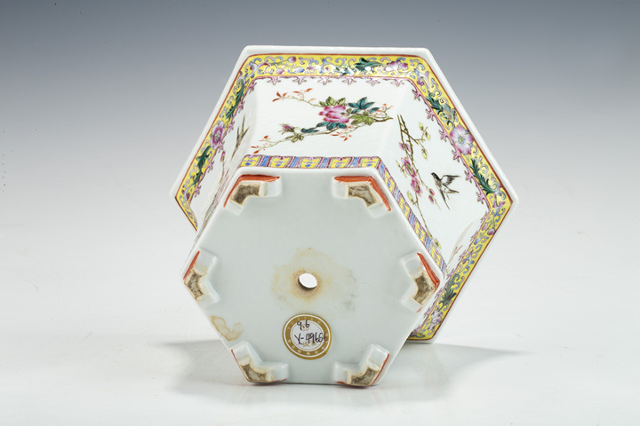 古玩陶瓷民國(guó)·粉彩花鳥紋六方花盆拍賣，當(dāng)前價(jià)格0元