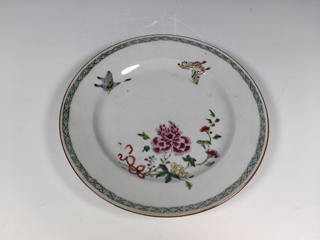 古玩陶瓷清雍乾蝶戀花卉紋粉彩盤真品鑒賞圖