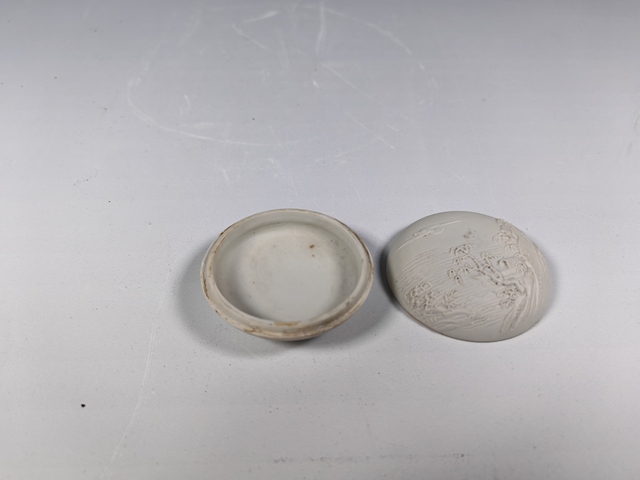 古玩陶瓷清末民初返瓷浮雕風景山水文房印泥盒真品鑒賞圖