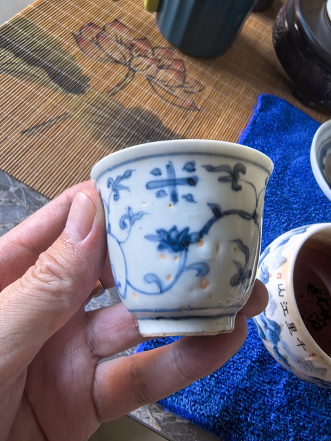 古玩陶瓷青花纏枝花卉紋仰鐘杯真品鑒賞圖