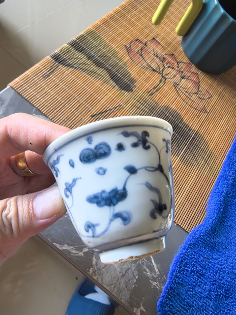 古玩陶瓷青花纏枝花卉紋仰鐘杯真品鑒賞圖