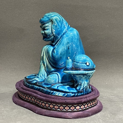 古玩陶瓷孔雀藍釉羅漢塑像真品鑒賞圖