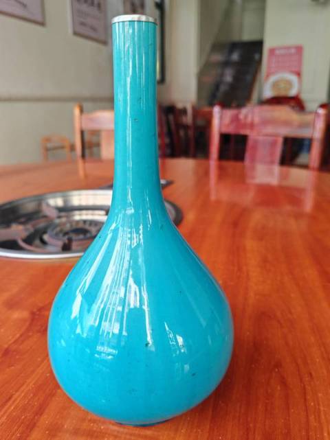 古玩陶瓷孔雀藍釉長頸瓶真品鑒賞圖