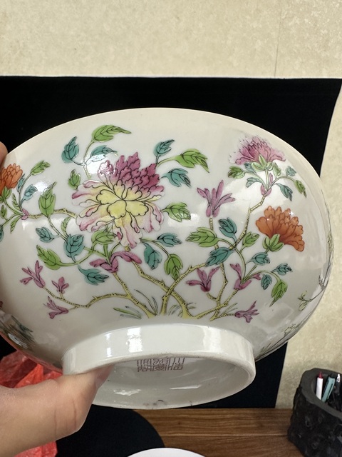 古玩陶瓷清中期粉彩四季花卉紋大碗真品鑒賞圖