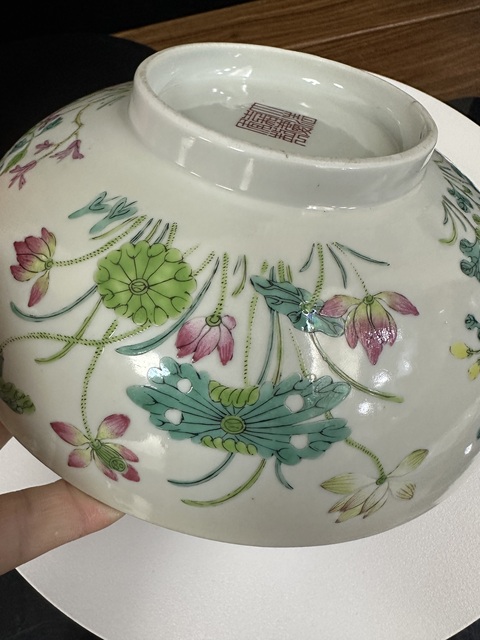 古玩陶瓷清中期粉彩四季花卉紋大碗真品鑒賞圖