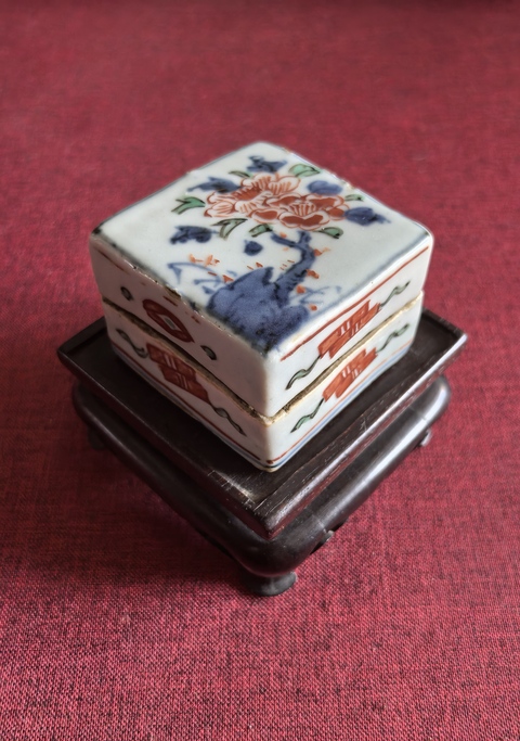 古玩陶瓷萬歷青花五彩花卉紋印泥盒拍賣,當(dāng)前價格13888元