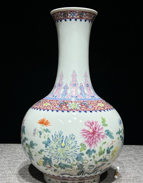 古玩陶瓷粉彩花卉紋賞瓶真品鑒賞圖