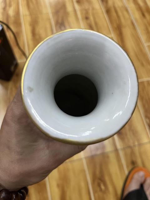 古玩陶瓷人物花鳥蝶紋廣彩瓶真品鑒賞圖