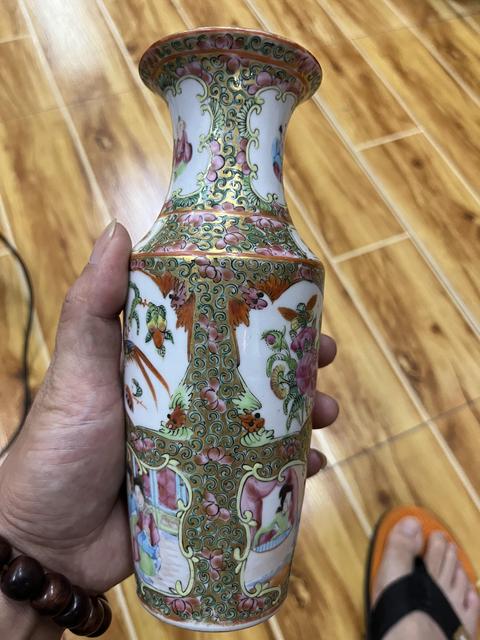 古玩陶瓷人物花鳥蝶紋廣彩瓶真品鑒賞圖