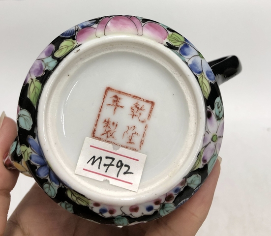 古玩陶瓷民國·墨地粉彩百花不落地紋小把把壺拍賣,當(dāng)前價格2699元